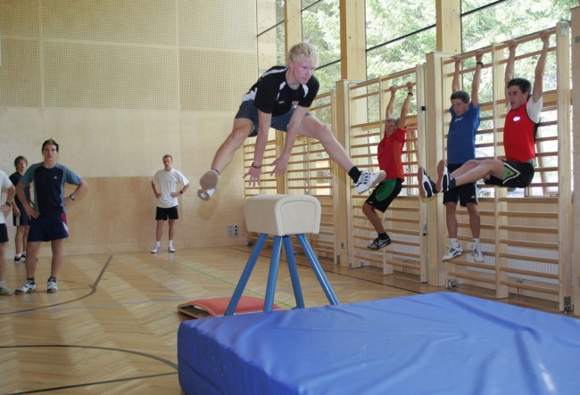 Turnhalle mit Geräten im Trainingszentrum Ramsau